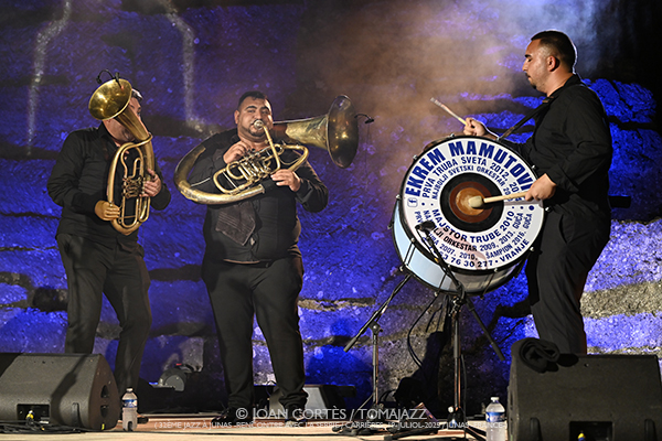 Majamisty Trio / Ana Popovic Sextet / Ekrem Mamutovic Orkestar (32è Jazz à Junas 2025 - Rencontre avec La Serbie / Carrières, 18-19-julio-2025, Junas -France-) [IV] Por Joan Cortès [INSTANTZZ AKA Galería fotográfica AKA Fotoblog de jazz, impro… y algo más] - Tomajazz - Majamisty Trio / Ana Popovic Sextet / Ekrem Mamutovic Orkestar actuaron en el 32è Jazz à Junas 2025. Joan Cortès lo retrata en INSTANTZZ