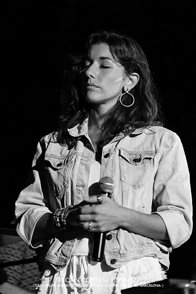 Verano Femenino 2025 Por Joan Cortès [INSTANTZZ AKA Galería fotográfica AKA Fotoblog de jazz, impro… y algo más] - Tomajazz - En Tomajazz los repasos por estaciones de las actuaciones femeninas de Joan Cortès son un clásico. Es el caso de Verano Femenino 2025, con imágenes de trece artistas disfrutadas en sus directos. Con Alba Pujals, Ana Malta, Celeste Alías, Yvette Holzwarth, Mélanie Badal, Maja Alvanović, Ana Popovic, Sarah Murcia, Shirazette Tinnin, Rosa Brunello, Carmen Staff, Dee Dee Bridgewater, Géraldine Laurent