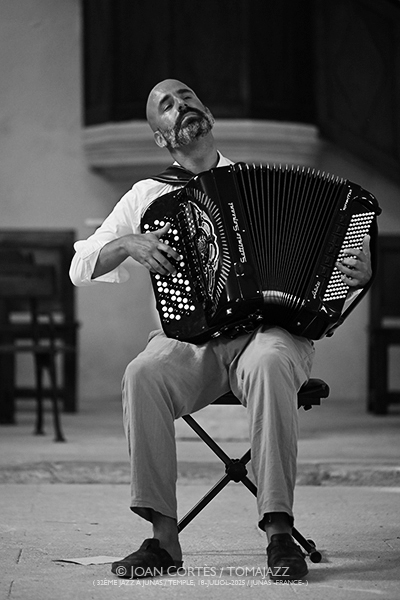 Bojan Z / Sėlēnę / Marco Živadinović (32è Jazz à Junas - Rencontre avec La Serbie / Temple, 16-18-julio-2025, Junas -France-) [I] Por Joan Cortès [INSTANTZZ AKA Galería fotográfica AKA Fotoblog de jazz, impro… y algo más] - Tomajazz - Bojan Z / Sėlēnę / Marco Živadinović actuaron en 32è Jazz à Junas 2025 - Rencontre avec La Serbie / Temple, Junas -France-, del 16 al 18 de julio de 2025, Joan Cortès lo retrata en INSTANTZZ