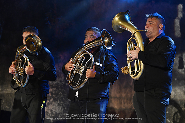 Majamisty Trio / Ana Popovic Sextet / Ekrem Mamutovic Orkestar (32è Jazz à Junas 2025 - Rencontre avec La Serbie / Carrières, 18-19-julio-2025, Junas -France-) [IV] Por Joan Cortès [INSTANTZZ AKA Galería fotográfica AKA Fotoblog de jazz, impro… y algo más] - Tomajazz - Majamisty Trio / Ana Popovic Sextet / Ekrem Mamutovic Orkestar actuaron en el 32è Jazz à Junas 2025. Joan Cortès lo retrata en INSTANTZZ