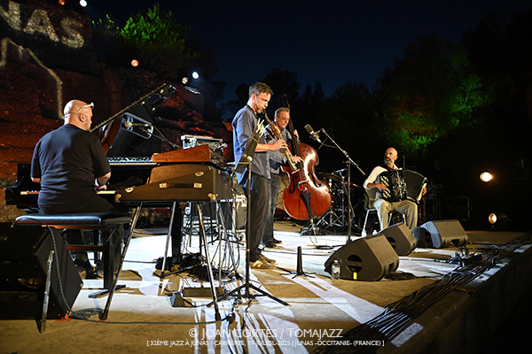 Tadić & Holzwarts / Eyot 4t / Nenad Vasilić Trio (32è Jazz à Junas 2025 - Rencontre avec La Serbie / Carrières, 16-17-julio-2025, Junas -France-) [II] - Tomajazz - Tadić & Holzwarts / Eyot 4t / Nenad Vasilić Trio actuaron en 32è Jazz à Junas 2025 - Rencontre avec La Serbie / Carrières, Junas -France-, el 16 y 17 de julio de 2025, Joan Cortès lo retrata en INSTANTZZ