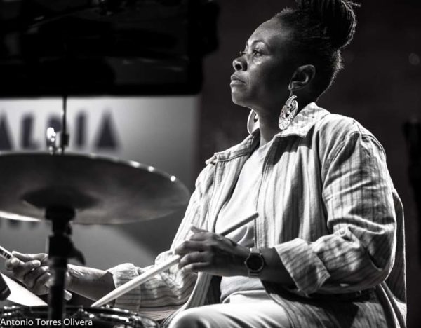 Marc Ribot Hurry Red Telephone - Dee Dee Bridgewater Quartet: We Exist! (60 Festival de Jazz de San Sebastián 2025. 2025-07-25) Por Antonio Torres (texto y fotos), y Pepe Mateos (fotos) [Concierto de jazz] - Tomajazz - Marc Ribot Hurry Red Telephone - Dee Dee Bridgewater Quartet: We Exist! actuaron en el 60 Festival de Jazz de San Sebastián 2025. Antonio Torres y Pepe Mateos repasan la cita doble. Actuaron Marc Ribot, Ava Mendoza, Sebastian Steinberg, Chad Taylor, Dee Dee Bridgewater, Carmen Staaf, Rosa Brunello, Evita Polidoro 