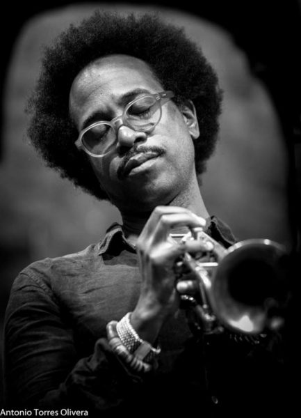 Steve Coleman Five Elements / Kurt Elling & Yellow Jackets (60 Festival de Jazz de San Sebastián 2025. 2025-07-24) Por Antonio Torres (texto y fotos), y Pepe Mateos (fotos) [Concierto de jazz] - Tomajazz - Steve Coleman Five Elements / Kurt Elling & Yellow Jackets actuaron en la primera jornada en la Trini del 60 Festival de Jazz de San Sebastián 2025. Antonio Torres (texto y fotos), y Pepe Mateos (fotos) repasan la actuación