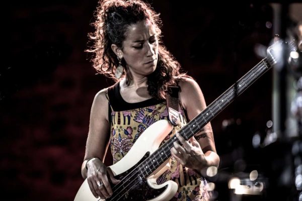 Marc Ribot Hurry Red Telephone - Dee Dee Bridgewater Quartet: We Exist! (60 Festival de Jazz de San Sebastián 2025. 2025-07-25) Por Antonio Torres (texto y fotos), y Pepe Mateos (fotos) [Concierto de jazz] - Tomajazz - Marc Ribot Hurry Red Telephone - Dee Dee Bridgewater Quartet: We Exist! actuaron en el 60 Festival de Jazz de San Sebastián 2025. Antonio Torres y Pepe Mateos repasan la cita doble. Actuaron Marc Ribot, Ava Mendoza, Sebastian Steinberg, Chad Taylor, Dee Dee Bridgewater, Carmen Staaf, Rosa Brunello, Evita Polidoro 