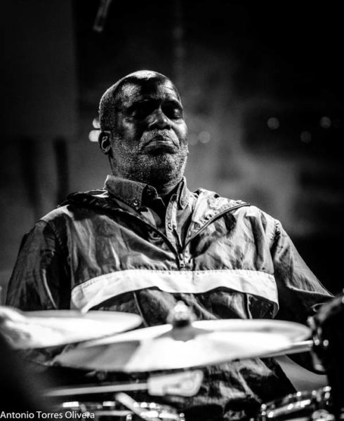 Steve Coleman Five Elements / Kurt Elling & Yellow Jackets (60 Festival de Jazz de San Sebastián 2025. 2025-07-24) Por Antonio Torres (texto y fotos), y Pepe Mateos (fotos) [Concierto de jazz] - Tomajazz - Steve Coleman Five Elements / Kurt Elling & Yellow Jackets actuaron en la primera jornada en la Trini del 60 Festival de Jazz de San Sebastián 2025. Antonio Torres (texto y fotos), y Pepe Mateos (fotos) repasan la actuación