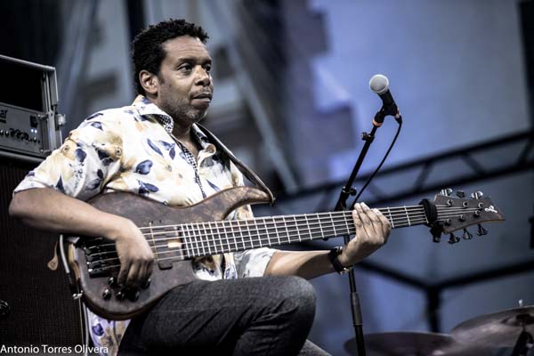 Steve Coleman Five Elements / Kurt Elling & Yellow Jackets (60 Festival de Jazz de San Sebastián 2025. 2025-07-24) Por Antonio Torres (texto y fotos), y Pepe Mateos (fotos) [Concierto de jazz] - Tomajazz - Steve Coleman Five Elements / Kurt Elling & Yellow Jackets actuaron en la primera jornada en la Trini del 60 Festival de Jazz de San Sebastián 2025. Antonio Torres (texto y fotos), y Pepe Mateos (fotos) repasan la actuación