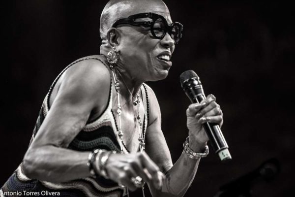 Marc Ribot Hurry Red Telephone - Dee Dee Bridgewater Quartet: We Exist! (60 Festival de Jazz de San Sebastián 2025. 2025-07-25) Por Antonio Torres (texto y fotos), y Pepe Mateos (fotos) [Concierto de jazz] - Tomajazz - Marc Ribot Hurry Red Telephone - Dee Dee Bridgewater Quartet: We Exist! actuaron en el 60 Festival de Jazz de San Sebastián 2025. Antonio Torres y Pepe Mateos repasan la cita doble. Actuaron Marc Ribot, Ava Mendoza, Sebastian Steinberg, Chad Taylor, Dee Dee Bridgewater, Carmen Staaf, Rosa Brunello, Evita Polidoro 