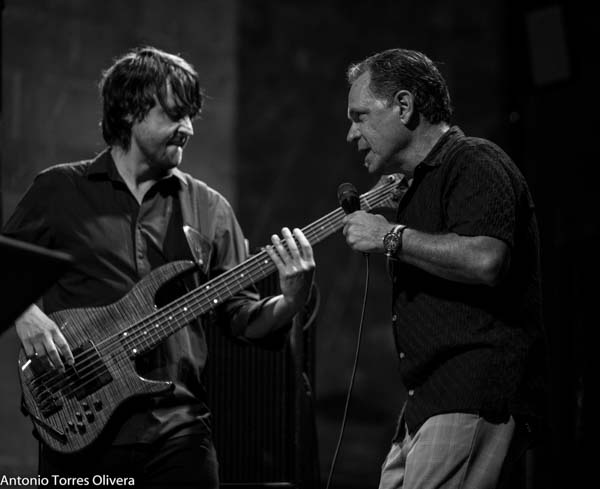 Steve Coleman Five Elements / Kurt Elling & Yellow Jackets (60 Festival de Jazz de San Sebastián 2025. 2025-07-24) Por Antonio Torres (texto y fotos), y Pepe Mateos (fotos) [Concierto de jazz] - Tomajazz - Steve Coleman Five Elements / Kurt Elling & Yellow Jackets actuaron en la primera jornada en la Trini del 60 Festival de Jazz de San Sebastián 2025. Antonio Torres (texto y fotos), y Pepe Mateos (fotos) repasan la actuación