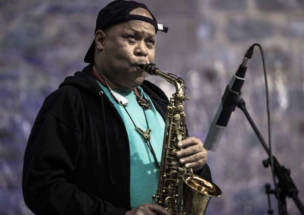 Steve Coleman Five Elements / Kurt Elling & Yellow Jackets (60 Festival de Jazz de San Sebastián 2025. 2025-07-24) Por Antonio Torres (texto y fotos), y Pepe Mateos (fotos) [Concierto de jazz] - Tomajazz - Steve Coleman Five Elements / Kurt Elling & Yellow Jackets actuaron en la primera jornada en la Trini del 60 Festival de Jazz de San Sebastián 2025. Antonio Torres (texto y fotos), y Pepe Mateos (fotos) repasan la actuación