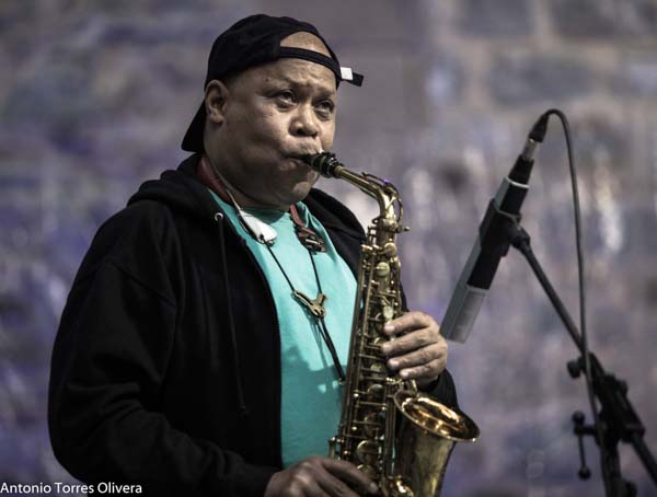 Steve Coleman Five Elements / Kurt Elling & Yellow Jackets (60 Festival de Jazz de San Sebastián 2025. 2025-07-24) Por Antonio Torres (texto y fotos), y Pepe Mateos (fotos) [Concierto de jazz] - Tomajazz - Steve Coleman Five Elements / Kurt Elling & Yellow Jackets actuaron en la primera jornada en la Trini del 60 Festival de Jazz de San Sebastián 2025. Antonio Torres (texto y fotos), y Pepe Mateos (fotos) repasan la actuación
