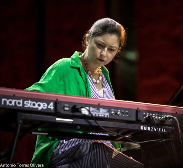 Marc Ribot Hurry Red Telephone - Dee Dee Bridgewater Quartet: We Exist! (60 Festival de Jazz de San Sebastián 2025. 2025-07-25) Por Antonio Torres (texto y fotos), y Pepe Mateos (fotos) [Concierto de jazz] - Tomajazz - Marc Ribot Hurry Red Telephone - Dee Dee Bridgewater Quartet: We Exist! actuaron en el 60 Festival de Jazz de San Sebastián 2025. Antonio Torres y Pepe Mateos repasan la cita doble. Actuaron Marc Ribot, Ava Mendoza, Sebastian Steinberg, Chad Taylor, Dee Dee Bridgewater, Carmen Staaf, Rosa Brunello, Evita Polidoro 