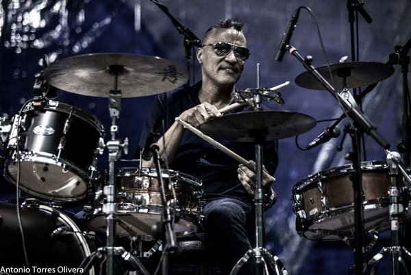 Steve Coleman Five Elements / Kurt Elling & Yellow Jackets (60 Festival de Jazz de San Sebastián 2025. 2025-07-24) Por Antonio Torres (texto y fotos), y Pepe Mateos (fotos) [Concierto de jazz] - Tomajazz - Steve Coleman Five Elements / Kurt Elling & Yellow Jackets actuaron en la primera jornada en la Trini del 60 Festival de Jazz de San Sebastián 2025. Antonio Torres (texto y fotos), y Pepe Mateos (fotos) repasan la actuación