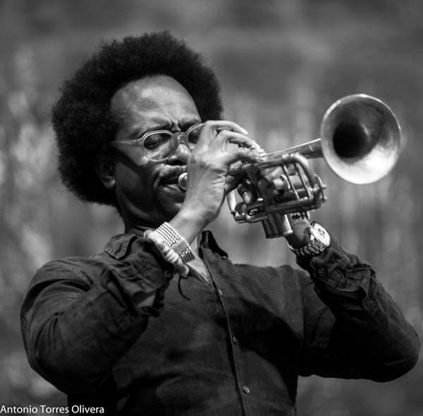 Steve Coleman Five Elements / Kurt Elling & Yellow Jackets (60 Festival de Jazz de San Sebastián 2025. 2025-07-24) Por Antonio Torres (texto y fotos), y Pepe Mateos (fotos) [Concierto de jazz] - Tomajazz - Steve Coleman Five Elements / Kurt Elling & Yellow Jackets actuaron en la primera jornada en la Trini del 60 Festival de Jazz de San Sebastián 2025. Antonio Torres (texto y fotos), y Pepe Mateos (fotos) repasan la actuación