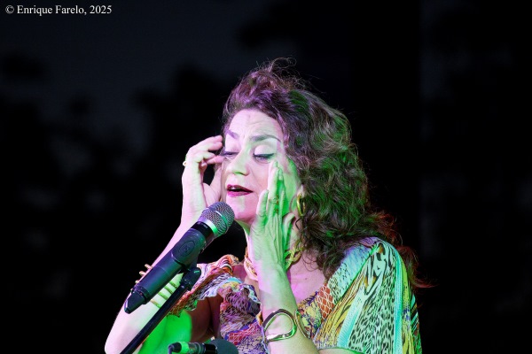 Carmen Paris presenta En Síntesis (Noches de Vicálvaro 2025. Parque forestal de Valdebernardo (lámina del agua), Vicálvaro, Madrid. 2025-07-17) Por Enrique Farelo [INSTANTZZ AKA Galería fotográfica AKA Fotoblog de jazz, impro… y algo más] - Tomajazz - Carmen Paris presentó En Síntesis en Noches de Vicálvaro 2025 en Vicálvaro, Madrid, el 17 de julio de 2025. Enrique Farelo lo retrata en INSTANTZZ. Actuaron Carmen Paris, Diego Ebbeler, Jorge Tejerina
