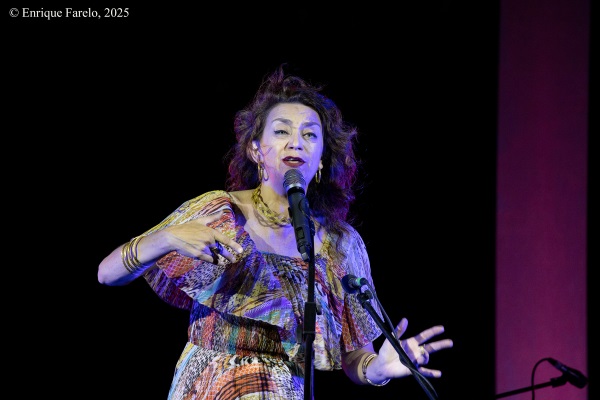 Carmen Paris presenta En Síntesis (Noches de Vicálvaro 2025. Parque forestal de Valdebernardo (lámina del agua), Vicálvaro, Madrid. 2025-07-17) Por Enrique Farelo [INSTANTZZ AKA Galería fotográfica AKA Fotoblog de jazz, impro… y algo más] - Tomajazz - Carmen Paris presentó En Síntesis en Noches de Vicálvaro 2025 en Vicálvaro, Madrid, el 17 de julio de 2025. Enrique Farelo lo retrata en INSTANTZZ. Actuaron Carmen Paris, Diego Ebbeler, Jorge Tejerina