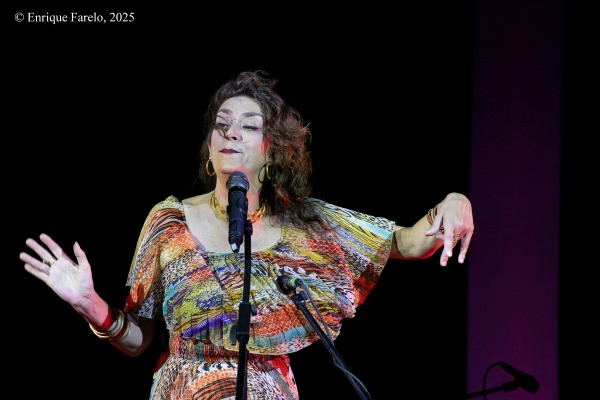 Carmen Paris presenta En Síntesis (Noches de Vicálvaro 2025. Parque forestal de Valdebernardo (lámina del agua), Vicálvaro, Madrid. 2025-07-17) Por Enrique Farelo [INSTANTZZ AKA Galería fotográfica AKA Fotoblog de jazz, impro… y algo más] - Tomajazz - Carmen Paris presentó En Síntesis en Noches de Vicálvaro 2025 en Vicálvaro, Madrid, el 17 de julio de 2025. Enrique Farelo lo retrata en INSTANTZZ. Actuaron Carmen Paris, Diego Ebbeler, Jorge Tejerina
