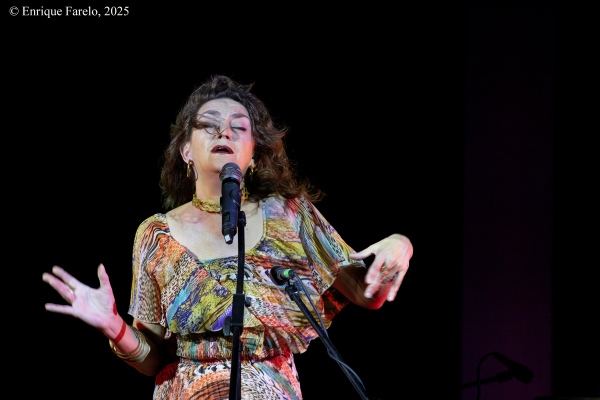 Carmen Paris presenta En Síntesis (Noches de Vicálvaro 2025. Parque forestal de Valdebernardo (lámina del agua), Vicálvaro, Madrid. 2025-07-17) Por Enrique Farelo [INSTANTZZ AKA Galería fotográfica AKA Fotoblog de jazz, impro… y algo más] - Tomajazz - Carmen Paris presentó En Síntesis en Noches de Vicálvaro 2025 en Vicálvaro, Madrid, el 17 de julio de 2025. Enrique Farelo lo retrata en INSTANTZZ. Actuaron Carmen Paris, Diego Ebbeler, Jorge Tejerina