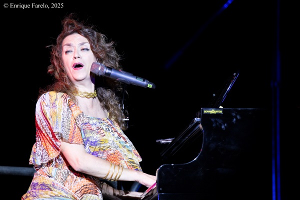Carmen Paris presenta En Síntesis (Noches de Vicálvaro 2025. Parque forestal de Valdebernardo (lámina del agua), Vicálvaro, Madrid. 2025-07-17) Por Enrique Farelo [INSTANTZZ AKA Galería fotográfica AKA Fotoblog de jazz, impro… y algo más] - Tomajazz - Carmen Paris presentó En Síntesis en Noches de Vicálvaro 2025 en Vicálvaro, Madrid, el 17 de julio de 2025. Enrique Farelo lo retrata en INSTANTZZ. Actuaron Carmen Paris, Diego Ebbeler, Jorge Tejerina