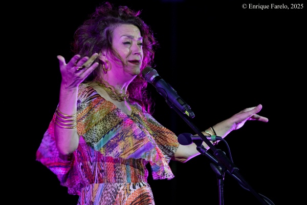 Carmen Paris presenta En Síntesis (Noches de Vicálvaro 2025. Parque forestal de Valdebernardo (lámina del agua), Vicálvaro, Madrid. 2025-07-17) Por Enrique Farelo [INSTANTZZ AKA Galería fotográfica AKA Fotoblog de jazz, impro… y algo más] - Tomajazz - Carmen Paris presentó En Síntesis en Noches de Vicálvaro 2025 en Vicálvaro, Madrid, el 17 de julio de 2025. Enrique Farelo lo retrata en INSTANTZZ. Actuaron Carmen Paris, Diego Ebbeler, Jorge Tejerina
