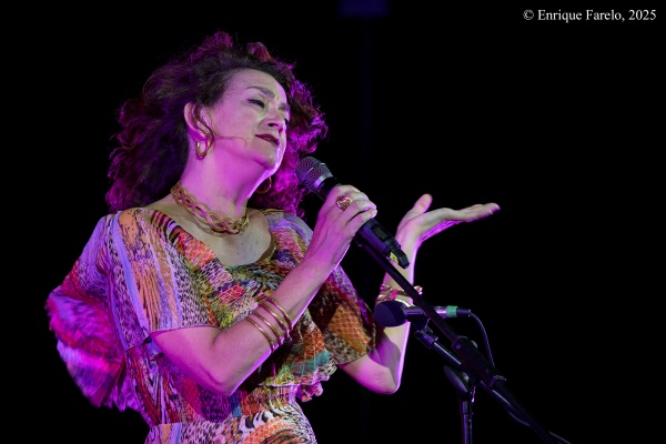 Carmen Paris presenta En Síntesis (Noches de Vicálvaro 2025. Parque forestal de Valdebernardo (lámina del agua), Vicálvaro, Madrid. 2025-07-17) Por Enrique Farelo [INSTANTZZ AKA Galería fotográfica AKA Fotoblog de jazz, impro… y algo más] - Tomajazz - Carmen Paris presentó En Síntesis en Noches de Vicálvaro 2025 en Vicálvaro, Madrid, el 17 de julio de 2025. Enrique Farelo lo retrata en INSTANTZZ. Actuaron Carmen Paris, Diego Ebbeler, Jorge Tejerina