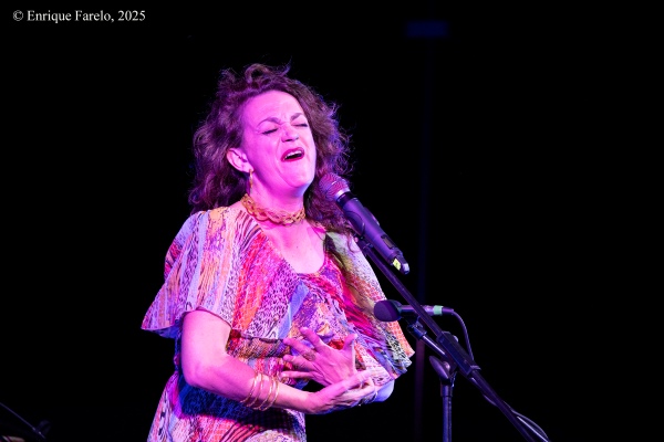 Carmen Paris presenta En Síntesis (Noches de Vicálvaro 2025. Parque forestal de Valdebernardo (lámina del agua), Vicálvaro, Madrid. 2025-07-17) Por Enrique Farelo [INSTANTZZ AKA Galería fotográfica AKA Fotoblog de jazz, impro… y algo más] - Tomajazz - Carmen Paris presentó En Síntesis en Noches de Vicálvaro 2025 en Vicálvaro, Madrid, el 17 de julio de 2025. Enrique Farelo lo retrata en INSTANTZZ. Actuaron Carmen Paris, Diego Ebbeler, Jorge Tejerina