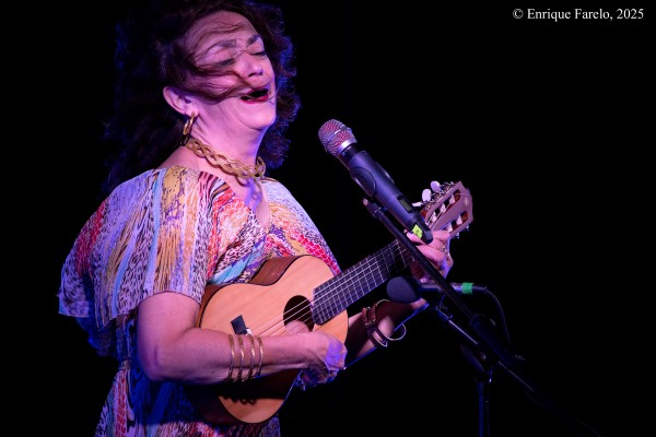 Carmen Paris presenta En Síntesis (Noches de Vicálvaro 2025. Parque forestal de Valdebernardo (lámina del agua), Vicálvaro, Madrid. 2025-07-17) Por Enrique Farelo [INSTANTZZ AKA Galería fotográfica AKA Fotoblog de jazz, impro… y algo más] - Tomajazz - Carmen Paris presentó En Síntesis en Noches de Vicálvaro 2025 en Vicálvaro, Madrid, el 17 de julio de 2025. Enrique Farelo lo retrata en INSTANTZZ. Actuaron Carmen Paris, Diego Ebbeler, Jorge Tejerina