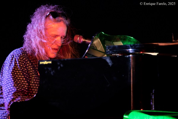 Carmen Paris presenta En Síntesis (Noches de Vicálvaro 2025. Parque forestal de Valdebernardo (lámina del agua), Vicálvaro, Madrid. 2025-07-17) Por Enrique Farelo [INSTANTZZ AKA Galería fotográfica AKA Fotoblog de jazz, impro… y algo más] - Tomajazz - Carmen Paris presentó En Síntesis en Noches de Vicálvaro 2025 en Vicálvaro, Madrid, el 17 de julio de 2025. Enrique Farelo lo retrata en INSTANTZZ. Actuaron Carmen Paris, Diego Ebbeler, Jorge Tejerina