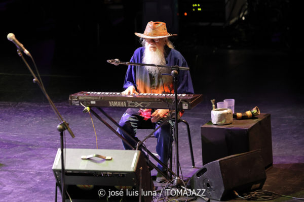 Hermeto Pascoal (1936-2025) In Memoriam - Tomajazz - Hermeto Pascoal In Memoriam. El 13 de septiembre de 2025 fallecía el músico. Desde Tomajazz le dedicamos un pequeño homenaje con una cita y una imagen. DEP el multi instrumentista brasileño