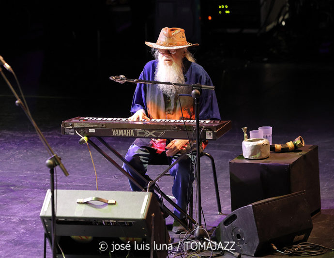 Hermeto Pascoal (1936-2025) In Memoriam - Tomajazz - Hermeto Pascoal In Memoriam. El 13 de septiembre de 2025 fallecía el músico. Desde Tomajazz  le dedicamos un pequeño homenaje con una cita y una imagen. DEP el multi instrumentista brasileño