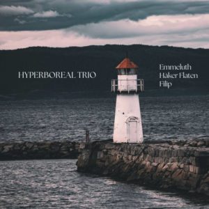 Signe Emmeluth, Ingebrigt Håker Flaten, Axel Filip: Hyperboreal Trio (Relative Pitch Records; 2025) Por Carlos Lara [Grabación de jazz] - Tomajazz - Signe Emmeluth, Ingebrigt Håker Flaten, Axel Filip estrenan su proyecto Hyperboreal Trio (Relative Pitch Records; 2025). Carlos Lara repasa la grabación