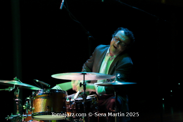 Ramón López: 40 primaveras en París. Por Pachi Tapiz [Entrevista de jazz] - Tomajazz - Ramón López ha celebrado sus cuatro décadas residiendo en Francia con la publicación de 40 Springs In Paris (RogueArt, 2025). Con motivo de este aniversario, Pachi Tapiz entrevistó al baterista y percusionista