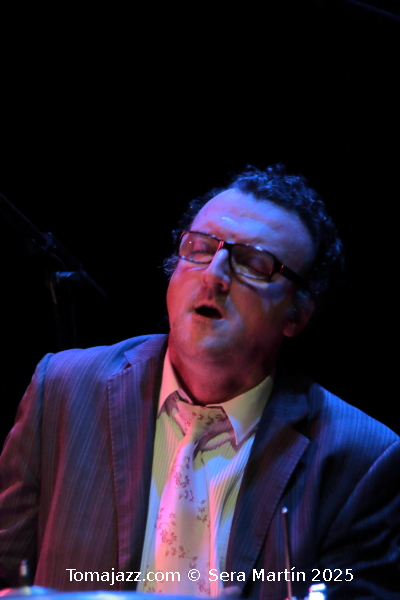 Ramón López: 40 primaveras en París. Por Pachi Tapiz [Entrevista de jazz] - Tomajazz - Ramón López ha celebrado sus cuatro décadas residiendo en Francia con la publicación de 40 Springs In Paris (RogueArt, 2025). Con motivo de este aniversario, Pachi Tapiz entrevistó al baterista y percusionista