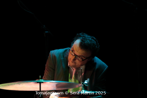 Ramón López: 40 primaveras en París. Por Pachi Tapiz [Entrevista de jazz] - Tomajazz - Ramón López ha celebrado sus cuatro décadas residiendo en Francia con la publicación de 40 Springs In Paris (RogueArt, 2025). Con motivo de este aniversario, Pachi Tapiz entrevistó al baterista y percusionista