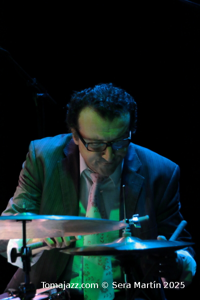 Ramón López: 40 primaveras en París. Por Pachi Tapiz [Entrevista de jazz] - Tomajazz - Ramón López ha celebrado sus cuatro décadas residiendo en Francia con la publicación de 40 Springs In Paris (RogueArt, 2025). Con motivo de este aniversario, Pachi Tapiz entrevistó al baterista y percusionista