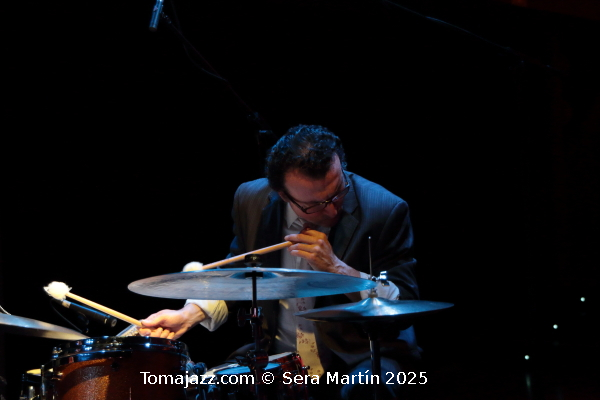 Ramón López: 40 primaveras en París. Por Pachi Tapiz [Entrevista de jazz] - Tomajazz - Ramón López ha celebrado sus cuatro décadas residiendo en Francia con la publicación de 40 Springs In Paris (RogueArt, 2025). Con motivo de este aniversario, Pachi Tapiz entrevistó al baterista y percusionista