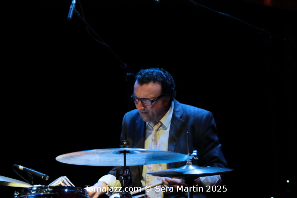 Ramón López: 40 primaveras en París. Por Pachi Tapiz [Entrevista de jazz] - Tomajazz - Ramón López ha celebrado sus cuatro décadas residiendo en Francia con la publicación de 40 Springs In Paris (RogueArt, 2025). Con motivo de este aniversario, Pachi Tapiz entrevistó al baterista y percusionista