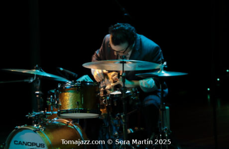 Ramón López: 40 primaveras en París. Por Pachi Tapiz [Entrevista de jazz] - Tomajazz - Ramón López ha celebrado sus cuatro décadas residiendo en Francia con la publicación de 40 Springs In Paris (RogueArt, 2025). Con motivo de este aniversario, Pachi Tapiz entrevistó al baterista y percusionista