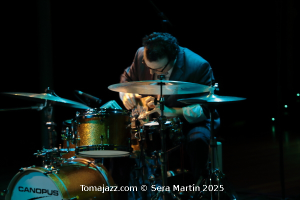 Ramón López: 40 primaveras en París. Por Pachi Tapiz [Entrevista de jazz] - Tomajazz - Ramón López ha celebrado sus cuatro décadas residiendo en Francia con la publicación de 40 Springs In Paris (RogueArt, 2025). Con motivo de este aniversario, Pachi Tapiz entrevistó al baterista y percusionista