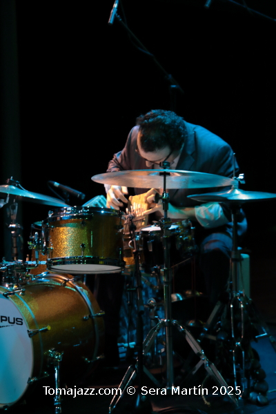 Ramón López: 40 primaveras en París. Por Pachi Tapiz [Entrevista de jazz] - Tomajazz - Ramón López ha celebrado sus cuatro décadas residiendo en Francia con la publicación de 40 Springs In Paris (RogueArt, 2025). Con motivo de este aniversario, Pachi Tapiz entrevistó al baterista y percusionista