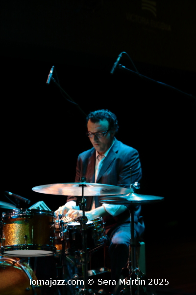 Ramón López: 40 primaveras en París. Por Pachi Tapiz [Entrevista de jazz] - Tomajazz - Ramón López ha celebrado sus cuatro décadas residiendo en Francia con la publicación de 40 Springs In Paris (RogueArt, 2025). Con motivo de este aniversario, Pachi Tapiz entrevistó al baterista y percusionista