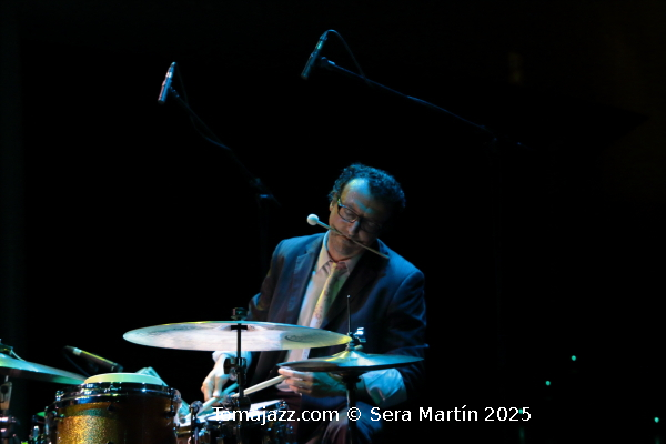 Ramón López: 40 primaveras en París. Por Pachi Tapiz [Entrevista de jazz] - Tomajazz - Ramón López ha celebrado sus cuatro décadas residiendo en Francia con la publicación de 40 Springs In Paris (RogueArt, 2025). Con motivo de este aniversario, Pachi Tapiz entrevistó al baterista y percusionista