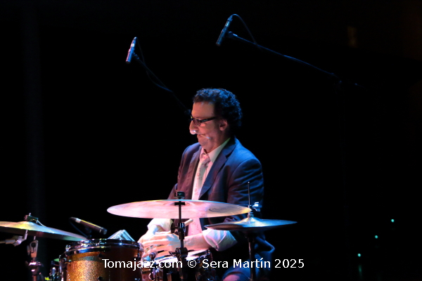 Ramón López: 40 primaveras en París. Por Pachi Tapiz [Entrevista de jazz] - Tomajazz - Ramón López ha celebrado sus cuatro décadas residiendo en Francia con la publicación de 40 Springs In Paris (RogueArt, 2025). Con motivo de este aniversario, Pachi Tapiz entrevistó al baterista y percusionista