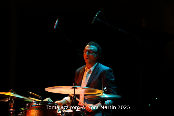 Ramón López: 40 primaveras en París. Por Pachi Tapiz [Entrevista de jazz] - Tomajazz - Ramón López ha celebrado sus cuatro décadas residiendo en Francia con la publicación de 40 Springs In Paris (RogueArt, 2025). Con motivo de este aniversario, Pachi Tapiz entrevistó al baterista y percusionista