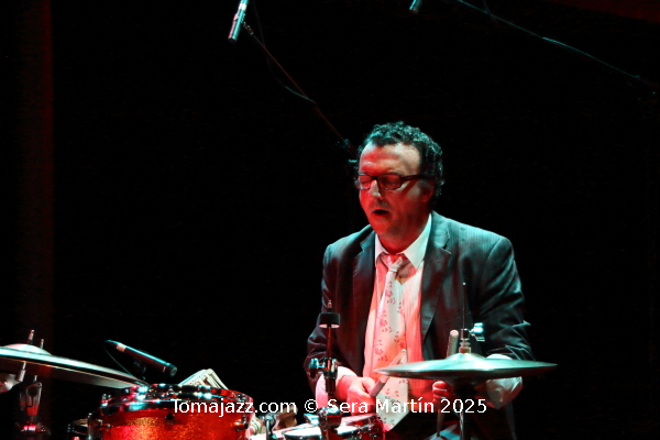 Ramón López: 40 primaveras en París. Por Pachi Tapiz [Entrevista de jazz] - Tomajazz - Ramón López ha celebrado sus cuatro décadas residiendo en Francia con la publicación de 40 Springs In Paris (RogueArt, 2025). Con motivo de este aniversario, Pachi Tapiz entrevistó al baterista y percusionista