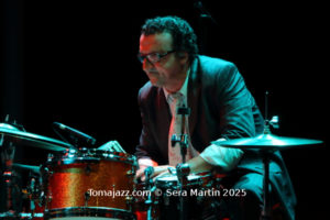 Ramón López: 40 primaveras en París. Por Pachi Tapiz [Entrevista de jazz] - Tomajazz - Ramón López ha celebrado sus cuatro décadas residiendo en Francia con la publicación de 40 Springs In Paris (RogueArt, 2025). Con motivo de este aniversario, Pachi Tapiz entrevistó al baterista y percusionista