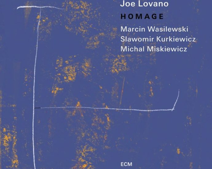 Joe Lovano: Homage (ECM; 2025) Por Pachi Tapiz [Grabación de jazz] - Tomajazz - Homage (ECM; 2025) es lo nuevo de Joe Lovano y Marcin Wasilewski Trio. Pachi Tapiz repasa la grabación. Participan Joe Lovano, Marcin Wasilewski, Slawomir Kurkiewicz, Michal Miskiewicz