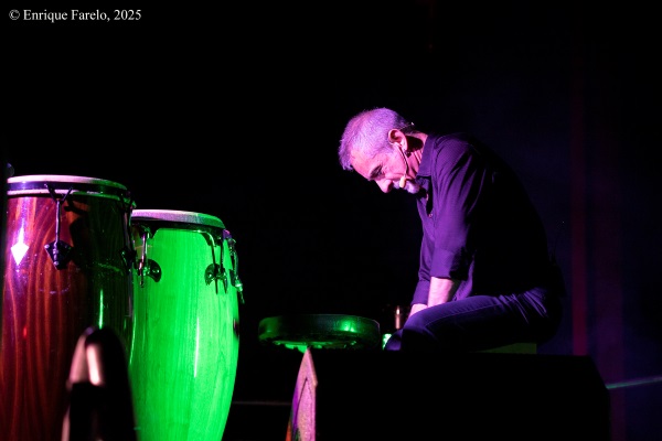 Carmen Paris presenta En Síntesis (Noches de Vicálvaro 2025. Parque forestal de Valdebernardo (lámina del agua), Vicálvaro, Madrid. 2025-07-17) Por Enrique Farelo [INSTANTZZ AKA Galería fotográfica AKA Fotoblog de jazz, impro… y algo más] - Tomajazz - Carmen Paris presentó En Síntesis en Noches de Vicálvaro 2025 en Vicálvaro, Madrid, el 17 de julio de 2025. Enrique Farelo lo retrata en INSTANTZZ. Actuaron Carmen Paris, Diego Ebbeler, Jorge Tejerina