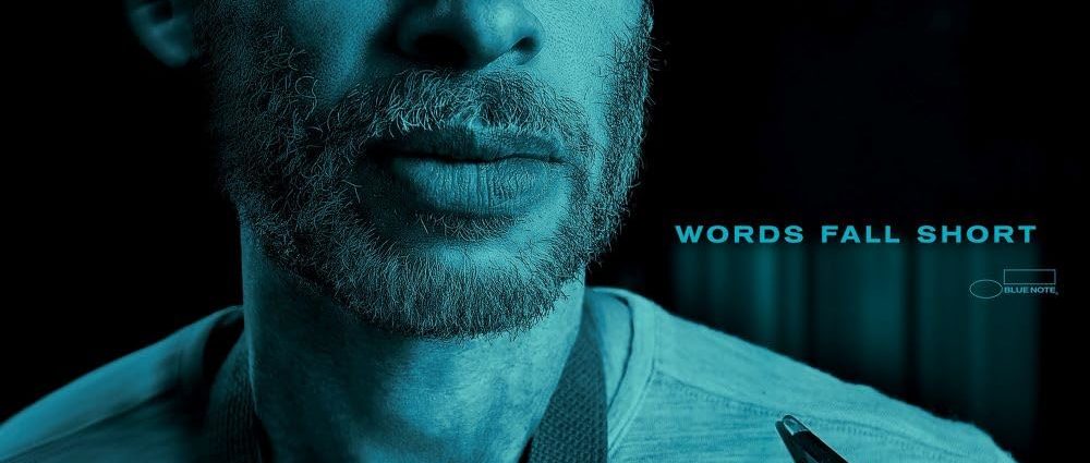 Jasón Redomán: El bostezo que desafinó el silencio (Nota Azul; 2025) AKA Joshua Redman: Words Fall Short (Blue Note; 2025) Por Zapata Chipi [Informe clínico de una autopsia jazzística] - Tomajazz - Zapata Chipi regresa y se estrena en Tomajazz repasando Words Fall Short (Blue Note; 2025) de Joshua Redman AKA Jasón Redomán: El bostezo que desafinó el silencio (Nota Azul; 2025) AKA