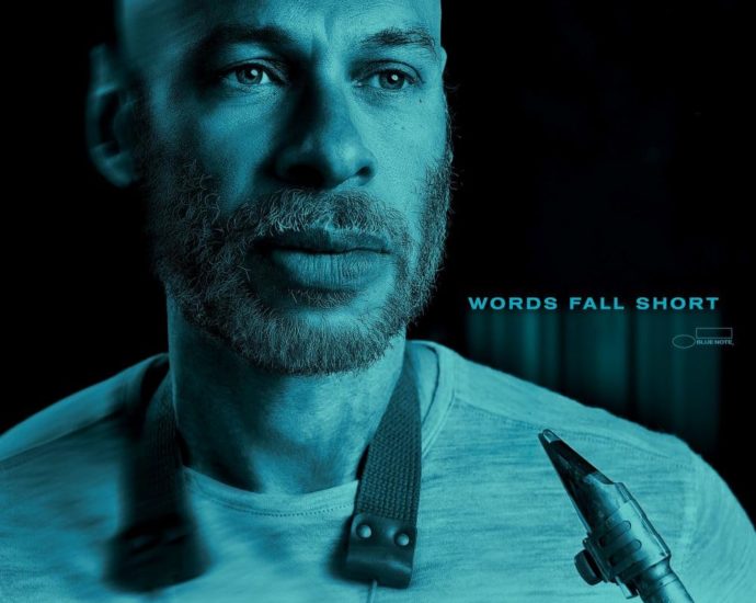 Jasón Redomán: El bostezo que desafinó el silencio (Nota Azul; 2025) AKA Joshua Redman: Words Fall Short (Blue Note; 2025) Por Zapata Chipi [Informe clínico de una autopsia jazzística] - Tomajazz - Zapata Chipi regresa y se estrena en Tomajazz repasando Words Fall Short (Blue Note; 2025) de Joshua Redman AKA Jasón Redomán: El bostezo que desafinó el silencio (Nota Azul; 2025) AKA