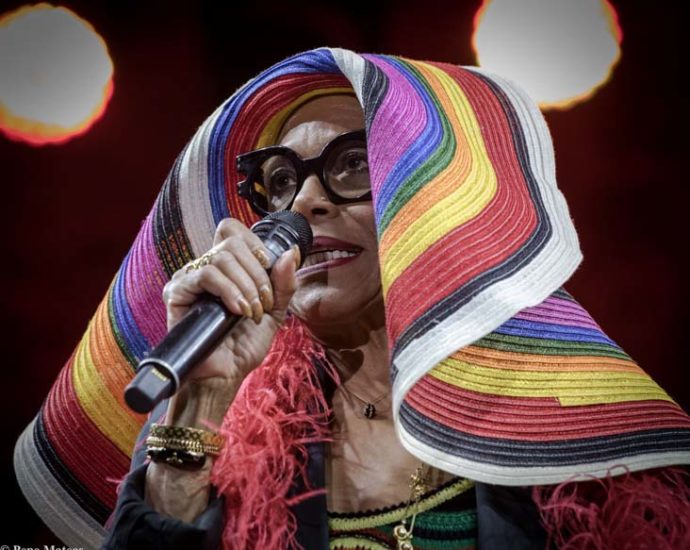 Marc Ribot Hurry Red Telephone - Dee Dee Bridgewater Quartet: We Exist! (60 Festival de Jazz de San Sebastián 2025. 2025-07-25) Por Antonio Torres (texto y fotos), y Pepe Mateos (fotos) [Concierto de jazz] - Tomajazz - Marc Ribot Hurry Red Telephone - Dee Dee Bridgewater Quartet: We Exist! actuaron en el 60 Festival de Jazz de San Sebastián 2025. Antonio Torres y Pepe Mateos repasan la cita doble. Actuaron Marc Ribot,  Ava Mendoza,  Sebastian Steinberg, Chad Taylor, Dee Dee Bridgewater, Carmen Staaf, Rosa Brunello, Evita Polidoro